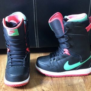 NIKE NEW SNOWBOARDING BOOTS SIZE 6